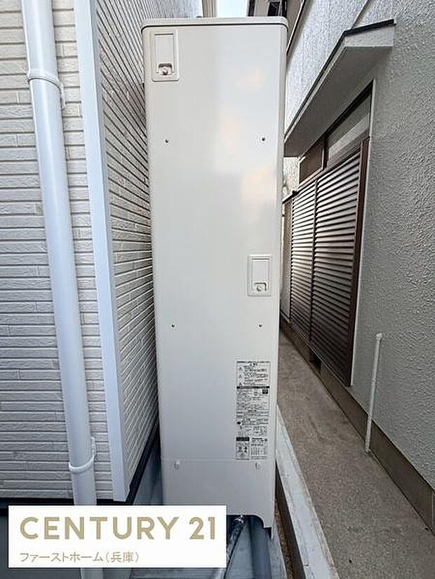 屋外スペースに設置された設備が目を引きます。建物と建物の間に収まるスリムなデザインが特徴です。外からのアクセスがしやすい配置でメンテナンスも便利です。シンプルな外観が周囲に自然に馴染みます。