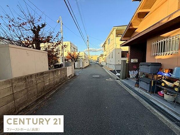 前面道路は舗装されており周辺には住宅が整然と並んでいます。電柱や電線が整備されていて住環境に配慮された印象です。道幅もあり車両の通行が可能です。落ち着いた住宅地の雰囲気が感じられます。