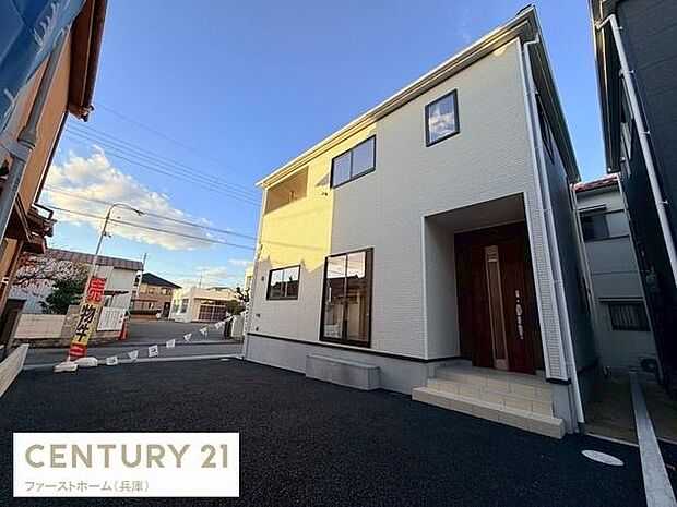 シンプルな外観が魅力の住まいです。陽当たりが良く明るい印象を与えます。落ち着いたカラーリングで周囲と調和しています。駐車スペースも確保されており使い勝手も良好です。