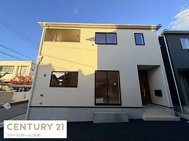 シンプルな外観が印象的な建物です。大きな窓からたっぷりと光が入ります。玄関まわりもすっきりとしたデザイン。二階のバルコニーも利用しやすい配置です。周囲との調和が感じられる一棟です。