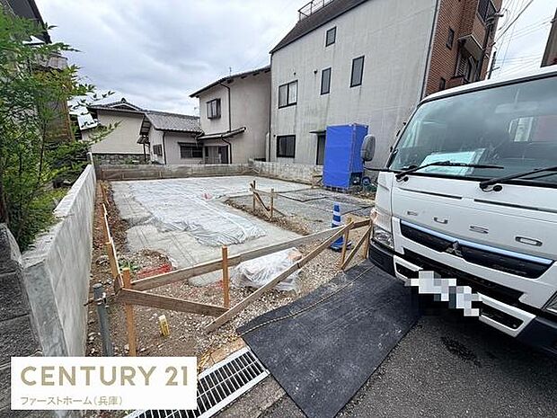建築中の様子が確認できる物件です。