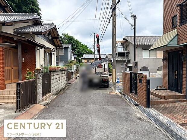 前面道路は舗装されており周囲には住宅が立ち並ぶ穏やかな環境です。落ち着いた住宅地に位置し生活の拠点として活用しやすい現地です。