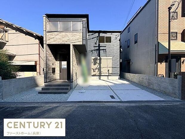 モダンな外観が印象的な建物です。広々とした駐車スペースが確保されています。前面道路もゆったりとしており車の出し入れがしやすい造りになっています。落ち着いたトーンの外壁が周辺環境と調和しています。