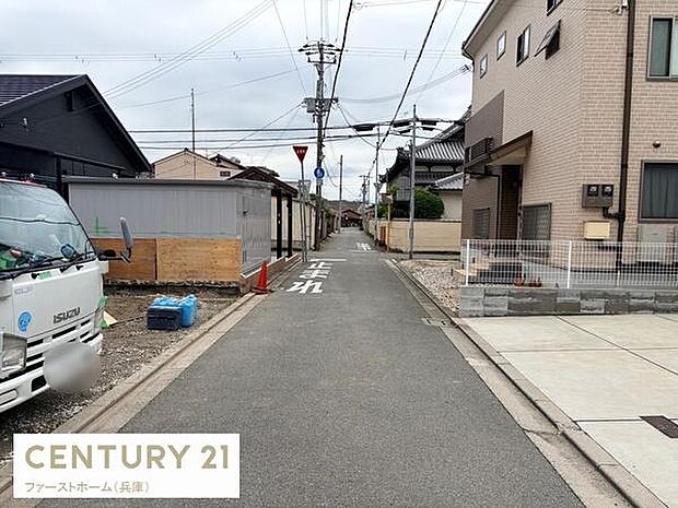 前面道路は舗装されており周囲には住宅が立ち並ぶ穏やかな環境です。落ち着いた住宅地に位置し生活の拠点として活用しやすい現地です。
