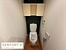 トイレ：トイレには壁掛け収納がしっかり備わっており整理しやすい空間です。清潔感のある明るい内装で使いやすさが感じられます。ペーパーホルダーやタオルリングも設置されており日常利用に便利です。