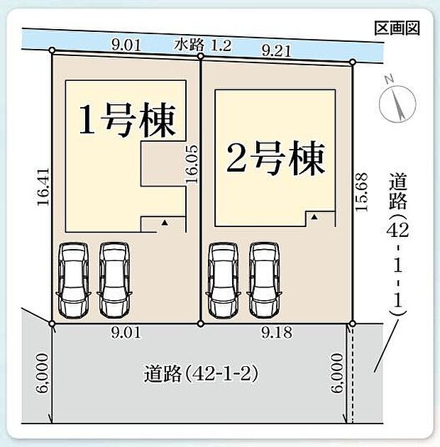 2棟の区画が並んだ全体区画図です。各棟には駐車スペースが設けられており敷地の整った形状が特徴的です。幅の広い道路に接道しているため車の出入りも便利です。