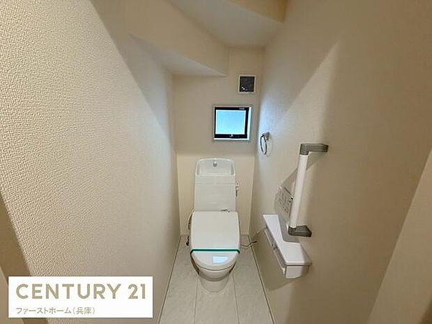 明るさを感じるトイレは小窓付きで自然光が取り入れられます。手すりやペーパーホルダーが備え付けられており使い勝手の良さが特徴です。シンプルなデザインで清掃も簡単です。落ち着いた雰囲気の空間です。