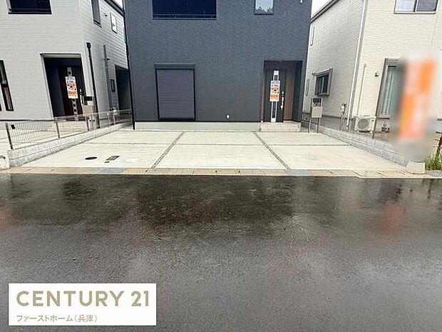 幅の広い駐車場は車の出し入れがしやすい造りです。前面道路もフラットで車両の乗り入れがスムーズに行えます。両サイドにはフェンスが設置されていますので境界が明確です。