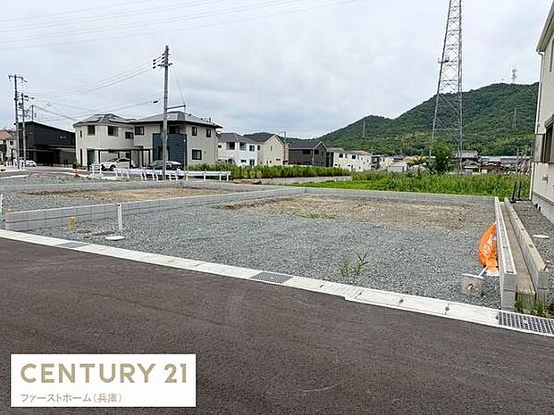 広々としたスペースの駐車場です。周囲には住宅が立ち並び落ち着いた環境が特長です。前面道路もゆとりがあり車の出し入れがしやすくなっています。現地確認もおすすめです。