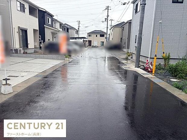 落ち着いた住宅街に位置しゆとりある前面道路が整備されています。車の通行や駐車もスムーズに行える幅員です。周辺は新しい住まいが並び清潔感があります。道路沿いの歩道もきれいに整備されています。