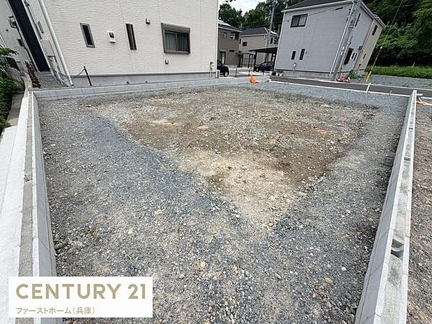 整形地で整備された庭スペースです。開放感のある敷地で様々な用途に対応できます。隣接する住戸との距離感も確保されています。すぐに利用できる状態で管理もしやすいです。周囲の環境も落ち着いた印象です。