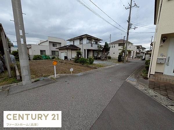 現地写真から周辺の住宅街の様子がよくわかります。前面道路は幅が確保されており見通しも良好です。周囲には整った家並みが広がり落ち着いた雰囲気が感じられます。前面道路の状況も分かりやすい一枚です。