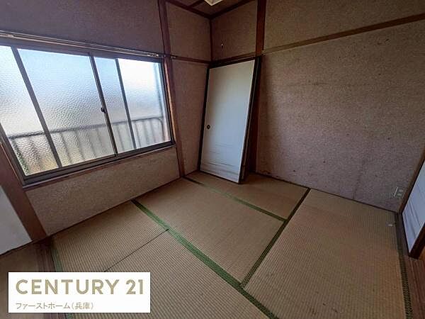 和室の寝室は落ち着いた雰囲気が漂い窓から自然光が差し込みます。障子や畳が和の趣を感じさせます。シンプルな造りが特徴です。収納スペースも設けられています。お好みに合わせて様々なレイアウトが楽しめます。