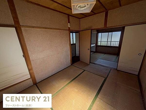 落ち着いた雰囲気の和室です。広々とした空間がゆとりを感じさせます。自然光がしっかり入る明るさも魅力です。畳の温かみが心地よい一室になっています。隣の和室とのつながりもポイントです。