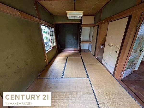和室の落ち着いた雰囲気が魅力的です。窓から自然光が入り明るさが感じられます。伝統的な和の趣が感じられる空間です。収納スペースも備わっており使い勝手が良いです。
