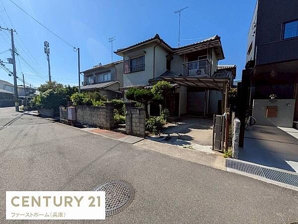 日当たりの良い前面道路に面した現地写真です。落ち着いた住宅街の中でアクセスも便利です。道路幅があり車の出入りもしやすい環境です。静かな街並みが広がっています。植栽も手入れされていて印象的です。