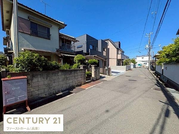 敷地前の道路は広さがあり車の出入りがスムーズです。周囲は落ち着いた住宅街が広がっています。日当たりが良好で開放感のある前面道路です。住環境を重視される方におすすめの現地写真となっています。