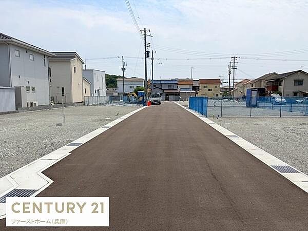 前面道路がしっかり舗装されており車の出入りもスムーズにできます。周辺には住宅が立ち並び落ち着いた雰囲気です。道幅も十分に確保されており見通しが良い現地写真です。