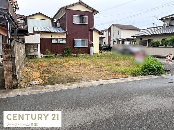 現地土地写真から見て周辺に住宅が立ち並ぶ落ち着いたエリアに位置しています。道路に面しており車の出入りがしやすい点もポイントです。敷地も整っており様々な用途で活用しやすい土地形状です。