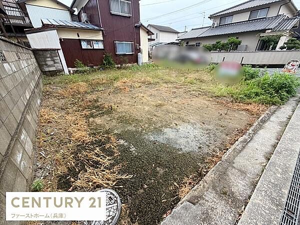 現地土地写真です。道路に面しており周囲は住宅が立ち並びます。建築の計画が立てやすい土地形状です。敷地内は陽当たりも期待できます。お好みの建物プランに対応可能です。