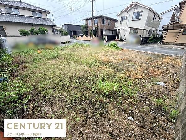 平坦で見通しの良い現地土地写真です。周辺には住宅が立ち並び落ち着いた街並みが広がっています。道路に面しているため車の出入りもスムーズに行えます。静かな環境が魅力的なポイントです。