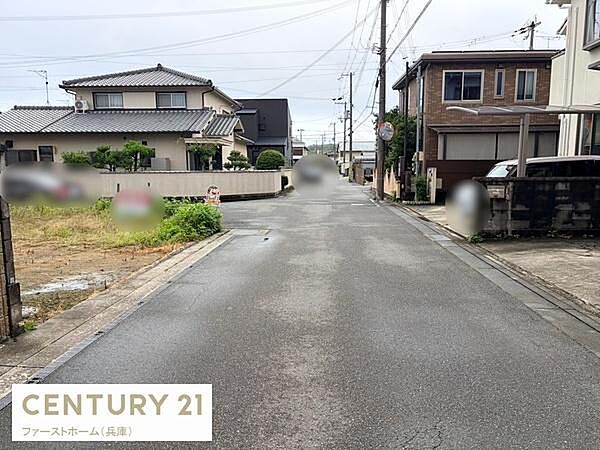 前面道路が広く車の出入りがしやすい印象です。周囲には住宅が整然と建ち並んでいます。見通しのよい立地のため圧迫感を感じにくい環境です。周辺は落ち着いた住宅街です。