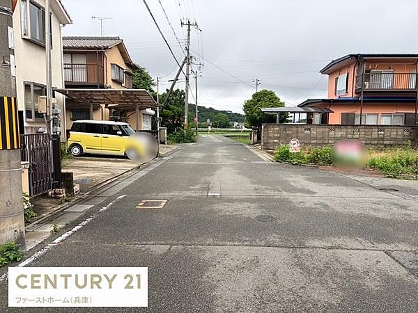 前面道路は見通しが良く車の出入りもスムーズに行えます。周囲に住宅が並び落ち着いた雰囲気が感じられます。道幅もゆとりがあり歩行や自転車の利用にも便利です。現地の様子が一目で分かる写真です。