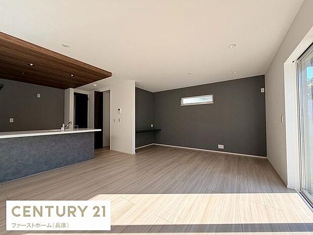 広々としたリビングが特徴的です。窓からの明るい光が室内に広がります。木目調の天井が空間にアクセントを加えています。カウンターキッチンが隣接し動線もスムーズです。シンプルな内装でアレンジしやすいです。