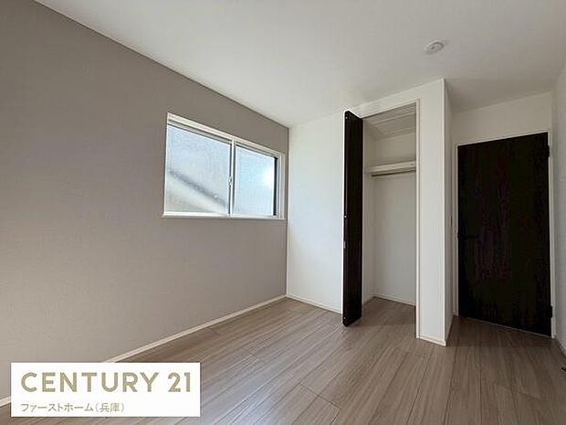 明るい日差しが差し込む子供部屋です。シンプルな内装で家具の配置がしやすくなっています。収納スペースが備わっているためお部屋をすっきりと保てます。使いやすいレイアウトも魅力です。