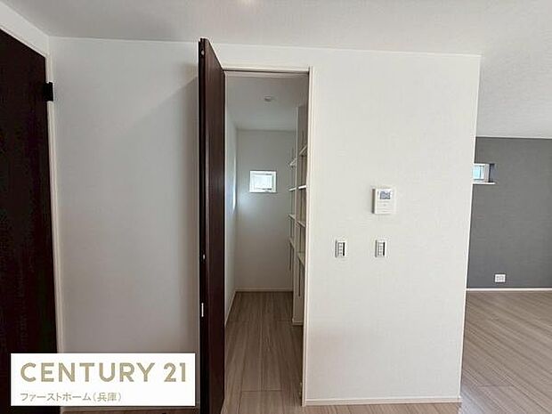 白を基調とした清潔感のある収納スペースです。棚が設置されており整理がしやすくなっています。室内の一角に配置されているため使い勝手も良好です。