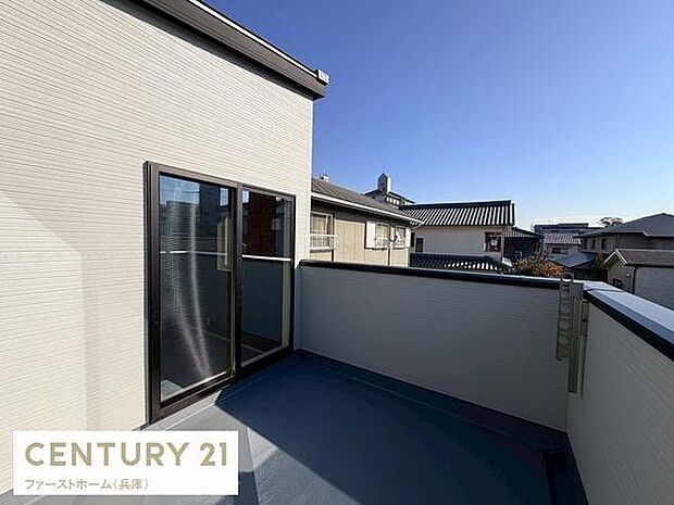 開放感のある広々としたバルコニーです。屋外の光がたっぷり入り気持ちの良い空間が広がります。プライバシーに配慮した設計となっています。お手入れもしやすい素材を使用しています。