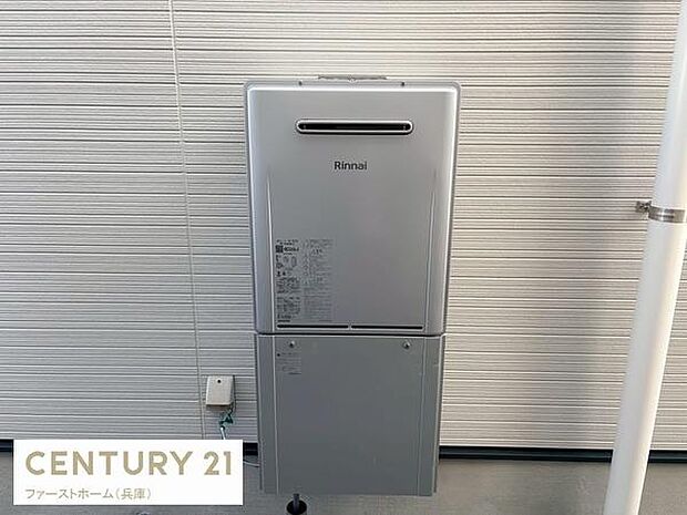 シンプルなデザインが空間に調和するガス給湯器です。壁面に設置されており周囲もすっきりとしています。屋外設置でメンテナンスもしやすい仕様です。配線や配管も整理されており扱いやすさが感じられます。