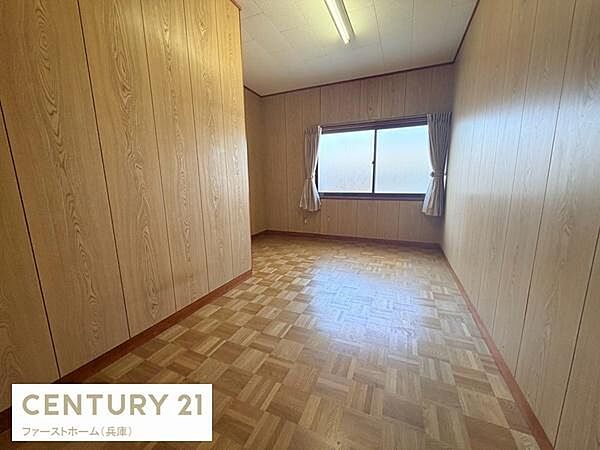シンプルな内装で明るい採光が魅力の子供部屋です。窓からの自然光が室内に広がり落ち着いた空間となっています。壁や床は温かみのある木目調デザインを施しています。