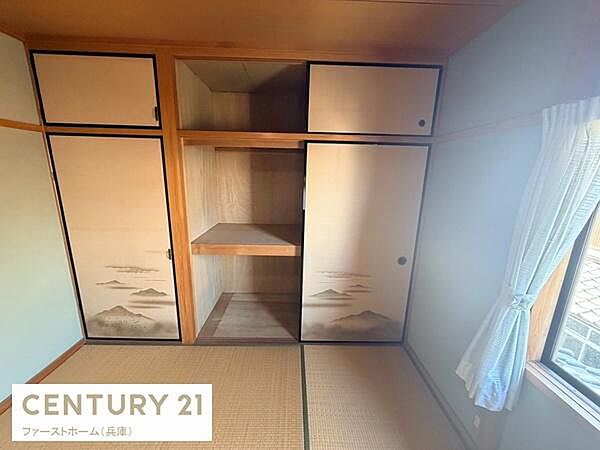 伝統的な和室の収納スペースが魅力的です。ふすまのデザインが室内の雰囲気に調和しています。広々とした収納力があり使い勝手の良さが感じられます。自然光が入るお部屋で収納スペースも明るい印象です。