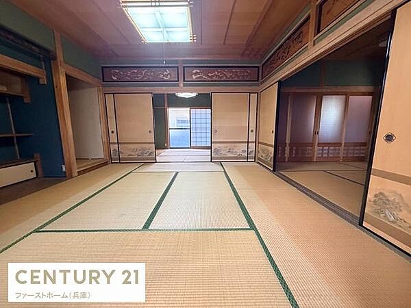 広々とした和室が広がり落ち着いた雰囲気を感じられます。障子や襖の絵柄が印象的です。畳の状態も良好で清潔感があります。伝統的な意匠が美しく残されています。多目的に利用しやすい空間です。