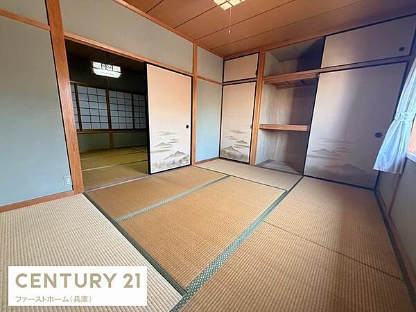 落ち着いた和室が広がる空間です。収納スペースも備わっており使い勝手の良いレイアウトが魅力的です。自然光が差し込む窓があり明るさを感じられます。二間続きで開放感が生まれています。