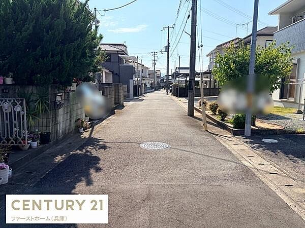 前面道路は幅が広く車の出入りやすれ違いがしやすい環境です。周囲には住宅が並び整った街並みが広がっています。道路の舗装状態も良く清潔感があります。電柱や緑も程よく配置され落ち着いた雰囲気です。