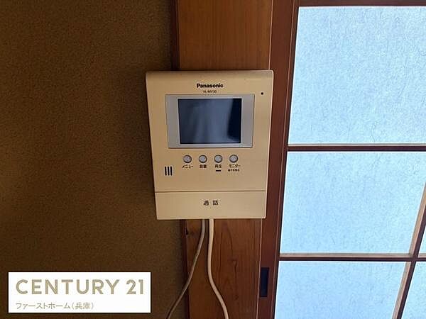 モニター付きインターホンを設置しているため訪問者の確認がしやすく安心感があります。壁面は落ち着いた色合いで自然な雰囲気です。障子の横に配置されており和の空間にもなじみやすい設計です。