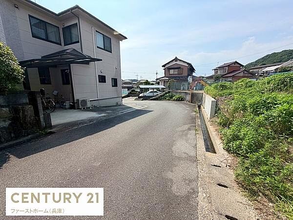 現地からの眺望では前面に広々とした道路が広がり開放感のある雰囲気が感じられます。周辺には緑もありすっきりとした街並みが広がっています。静かな環境が印象的です。日当たりも良好です。