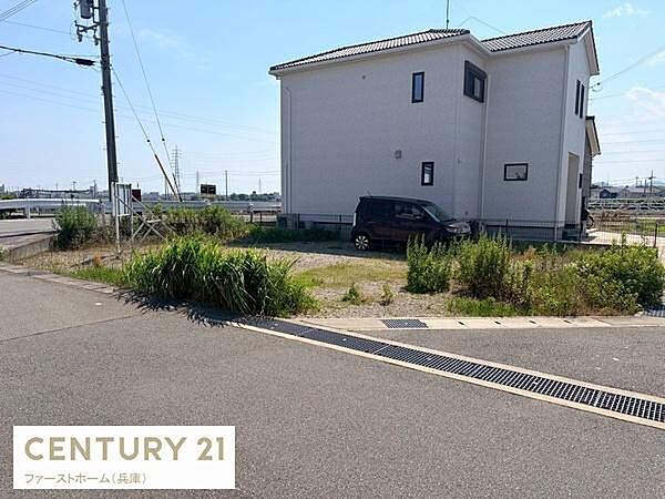 現地土地写真では周辺の様子が分かりやすく開放感のある空間が広がっています。道路に面した場所でアクセスもしやすい立地です。日当たりの良さを感じられる現地写真です。
