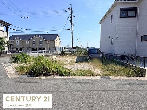 住宅街の一角に位置する現地土地写真です。敷地の形がわかりやすく落ち着いた周辺環境が感じられます。道路に面しておりアクセス性にも配慮されています。両隣には住宅が建ち並び整然とした印象です。