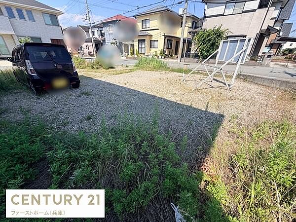 日当たりが良く開放感のある現地土地写真です。周辺には住宅が並び落ち着いた雰囲気が特長です。車の駐車スペースとしても利用しやすい広さがあります。角地に位置しているためアクセスがしやすい印象です。