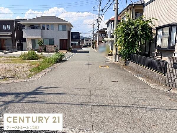 前面道路は幅があり車の出入りもゆったりと行えます。周囲は住宅が整然と立ち並び落ち着いた雰囲気が広がっています。電柱や電線が整備されているため街並みに統一感があります。