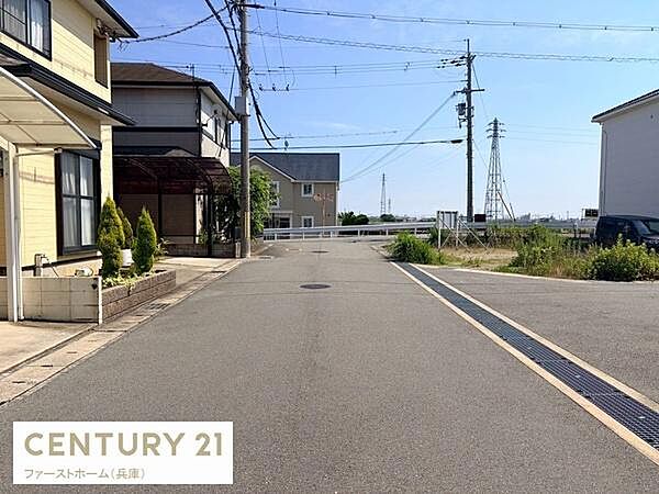 周囲には住宅が点在し落ち着いた雰囲気の前面道路となっています。舗装された道幅は広く車両の出入りもスムーズに行えます。電柱や電線も整然と設置されており街並みが整っています。