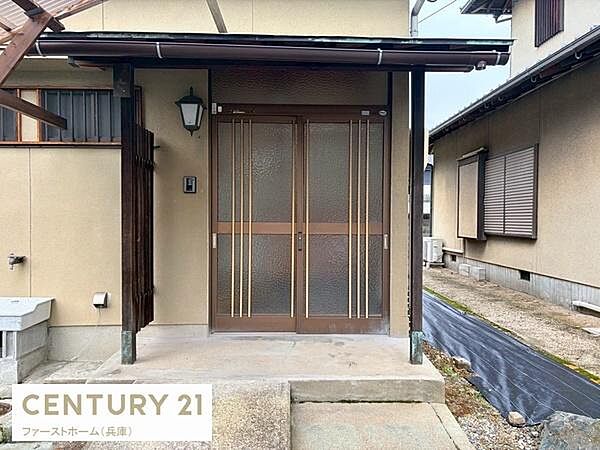 玄関前には広めのスペースがあり出入りがしやすい造りです。引き戸タイプの玄関ドアで開閉もスムーズに行えます。軒があるため雨天時にも安心して利用できます。シンプルな外観が特徴です。
