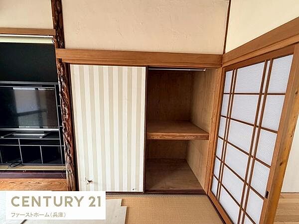 和室に馴染む収納スペースが設けられています。仕切りのある内部は整理整頓しやすい造りです。ふすま戸のデザインも和の雰囲気に調和しています。テレビ台とも隣接しており便利な配置です。