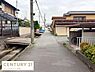 その他：前面道路はゆとりある幅員で車の出し入れもしやすい設計です。周辺には住宅が並び落ち着いた印象を受けます。道幅が確保されているため視界も良好です。前面道路を含む現地の様子が分かる写真です。