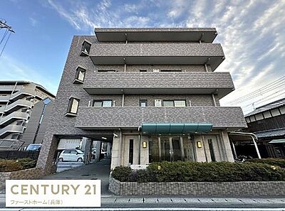 外観：重厚感のある外観が印象的な建物です。落ち着いた色調のタイル張りが上品な雰囲気を演出しています。各フロアにバルコニーがあり快適な住環境がうかがえます。エントランスには屋根もあり雨の日も安心です。