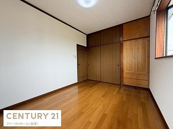 明るい窓から自然光が入りやすい子供部屋です。木目調のフローリングが落ち着いた印象を与えます。壁面には収納スペースがしっかりと設けられており使い勝手も良好です。