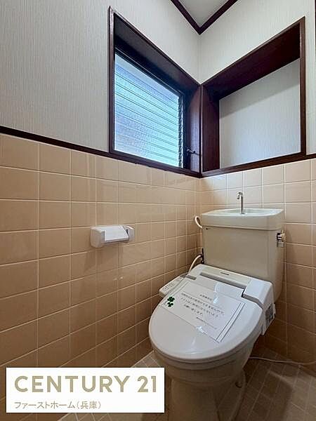 窓があり自然光が差し込むため明るく開放感のあるトイレです。壁面のタイルは掃除がしやすい仕様となっています。コンパクトながらも機能的な空間が魅力です。